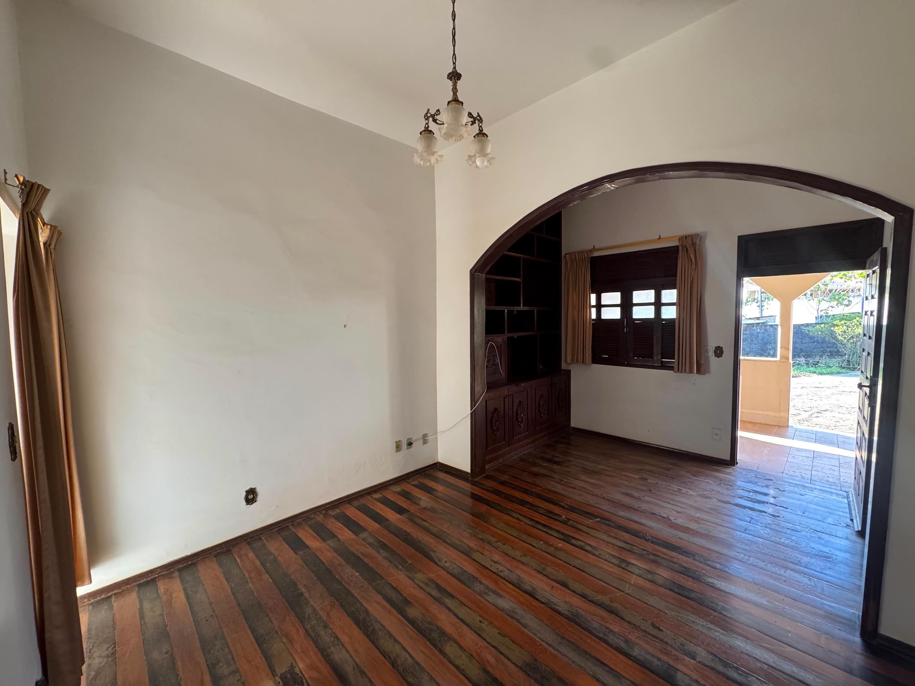 CASA DISPONÍVEL PARA VENDA